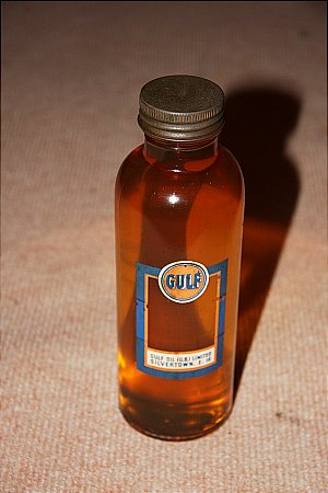 GULF OIL SAMPLE BOTTLE - click to enlarge